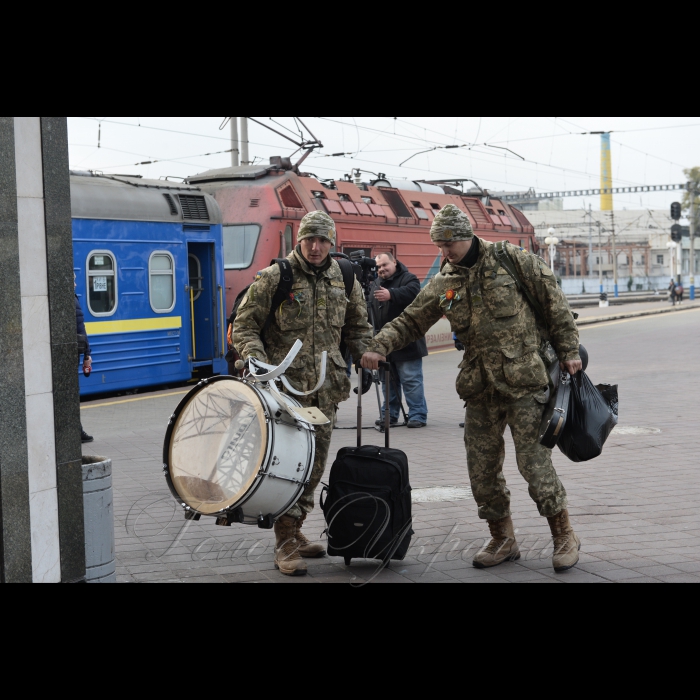 20 жовтня 2016 з Центрального залізничного вокзалу міста Києва вирушає «Потяг Єднання України «Труханівська Січ». Пасажири потягу — митці, волонтери, громадські діячі — проведуть концерти, лекції, майстер-класи у навчальних закладах та Будинках культури за маршрутом пересування. Цього разу поїзд проїде центральними та західними регіонами України. Зокрема, колектив потягу відвідає Житомирську, Вінницьку, Хмельницьку, Тернопільську, Львівську та Волинську області. Це вже третя подібна акція, яка проводиться за ініціативи Президента України — Верховного Головнокомандувача Збройних Сил України.
Військовий духовий оркестр 101 бригади ЗС України.