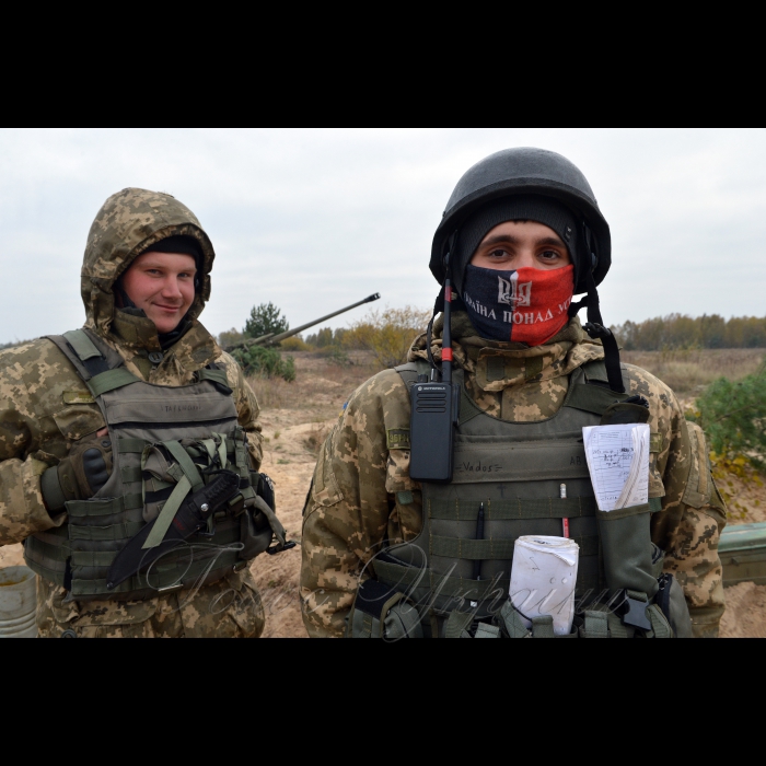 21 жовтня 2016 Збройні Сили України навчаються.
Завершилися стратегічні командно-штабні навчання «Рубіж – 2016». До проведення навчань під керівництвом начальника Генерального штабу – Головнокомандувача Збройних Сил України генерала армії України Віктора Муженка залучалися органи військового управління стратегічного та оперативно-стратегічного рівня, а також військові частини усіх компонентів Збройних Сил України.
На полігоні «Дівички», що на Київщині відбулась практична фаза – тактичні навчання з бойовою стрільбою артилерійських підрозділів гарматами «Мста-Б» та «Піон». 
Артилеристи виконують стрільби на гарматах «Мста-Б».