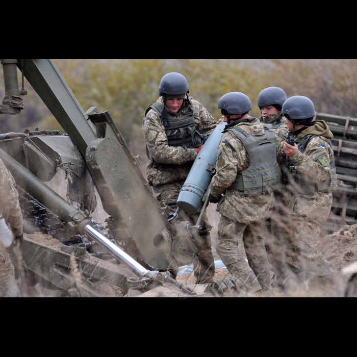 21 жовтня 2016 Збройні Сили України навчаються.
Завершилися стратегічні командно-штабні навчання «Рубіж – 2016». До проведення навчань під керівництвом начальника Генерального штабу – Головнокомандувача Збройних Сил України генерала армії України Віктора Муженка залучалися органи військового управління стратегічного та оперативно-стратегічного рівня, а також військові частини усіх компонентів Збройних Сил України.
На полігоні «Дівички», що на Київщині відбулась практична фаза – тактичні навчання з бойовою стрільбою артилерійських підрозділів гарматами «Мста-Б» та «Піон». 
Артилеристи виконують стрільби на гарматах «Піон».