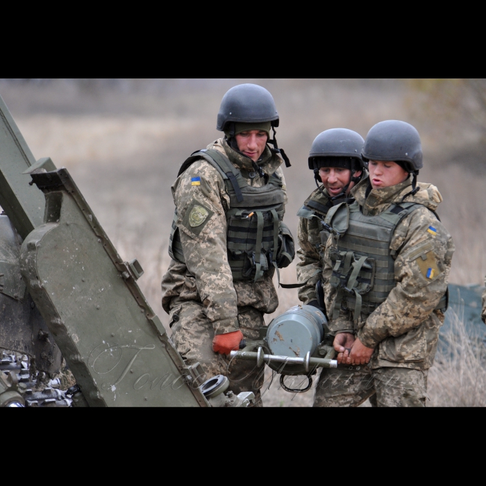 21 жовтня 2016 Збройні Сили України навчаються.
Завершилися стратегічні командно-штабні навчання «Рубіж – 2016». До проведення навчань під керівництвом начальника Генерального штабу – Головнокомандувача Збройних Сил України генерала армії України Віктора Муженка залучалися органи військового управління стратегічного та оперативно-стратегічного рівня, а також військові частини усіх компонентів Збройних Сил України.
На полігоні «Дівички», що на Київщині відбулась практична фаза – тактичні навчання з бойовою стрільбою артилерійських підрозділів гарматами «Мста-Б» та «Піон». 
Артилеристи виконують стрільби на гарматах «Піон».