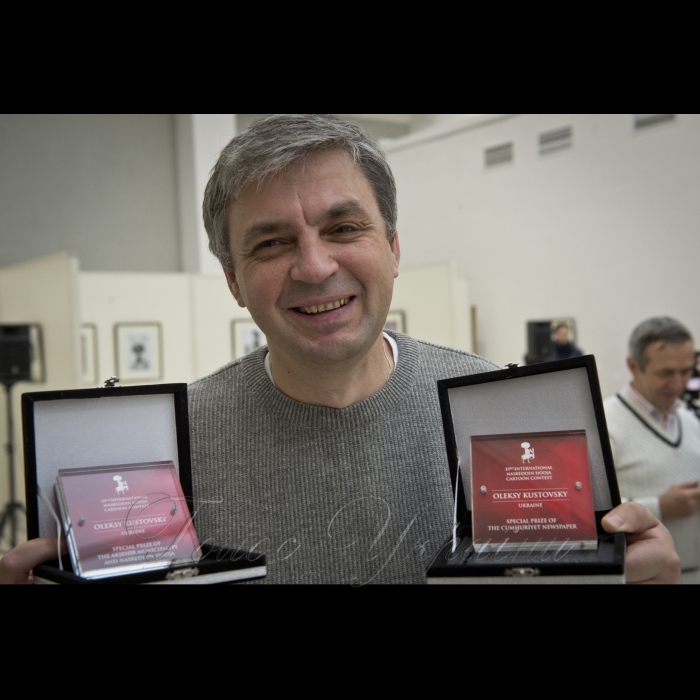 23 жовтня 2016 у Національному музеї Тараса Шевченка відбулась зустріч з відомими турецькими та українськими карикатуристами і церемонія нагородження українських лауреатів Міжнародних конкурсів карикатури імені Ходжі Насреддіна, що проводилися в Стамбулі. Делегацію турецьких карикатуристів очолює голова Асоціації Метін Пекер, а до її складу входять відомі турецькі художники - Мухіттін Короглу, Ердоган Басол та інші.
Художник-карикатурист Олексій Кустовський.