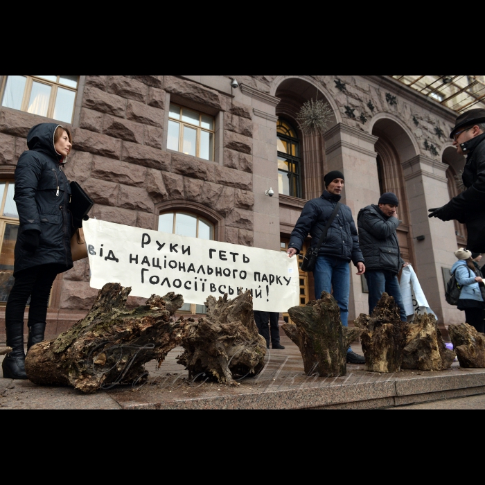 27 жовтня 2016 біля КМДА відбулась акція під час якої на сходах КМДА громадські активісти виставили кілька десятків пеньків з місця вирубки лісу в урочищі Бичок, яке знаходиться у Національному природному парку “Голосіївський”.
