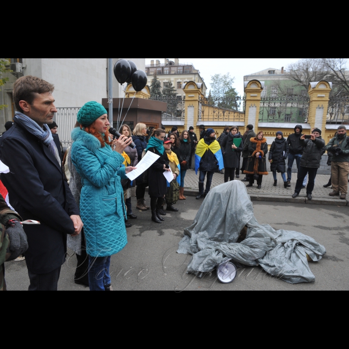 28 жовтня 2016 Громадянська ініціатива Євромайдан SOS провела акцію біля Адміністрації Президента. 
24 жовтня 2016 року Генпрокурор України підписав Наказ номер 79 для вдосконалення роботи Генеральної прокуратури. Даний наказ об’єднав справи майданівців зі справою Януковича і може призвести до безкарності організованого злочинного угрупування, яке здійснювало переслідування мирного протесту та грабувало країну впродовж 2010-2014 років. 
У акції взяли також участь родини «Небесної сотні», адвокати Вікторія Дейнека і Віталій Титич.