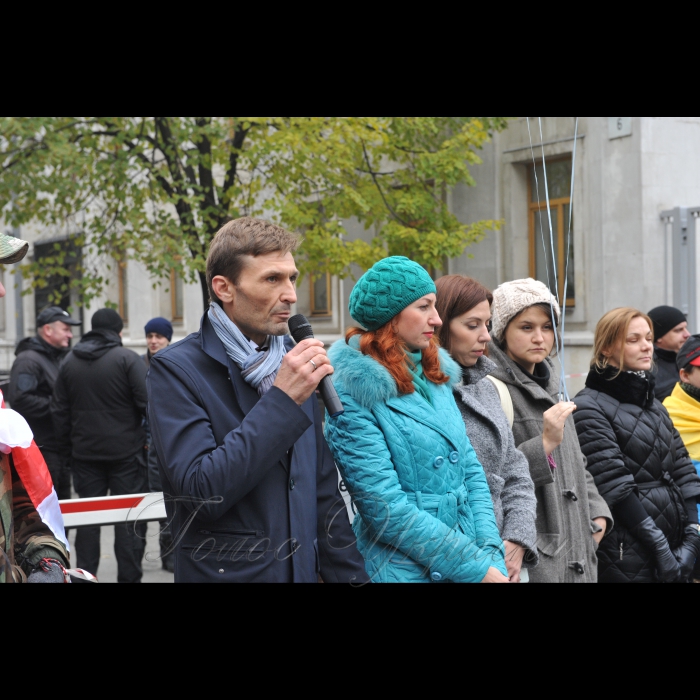 28 жовтня 2016 Громадянська ініціатива Євромайдан SOS провела акцію біля Адміністрації Президента. 
24 жовтня 2016 року Генпрокурор України підписав Наказ номер 79 для вдосконалення роботи Генеральної прокуратури. Даний наказ об’єднав справи майданівців зі справою Януковича і може призвести до безкарності організованого злочинного угрупування, яке здійснювало переслідування мирного протесту та грабувало країну впродовж 2010-2014 років. 
У акції взяли також участь родини «Небесної сотні», адвокати Вікторія Дейнека і Віталій Титич.