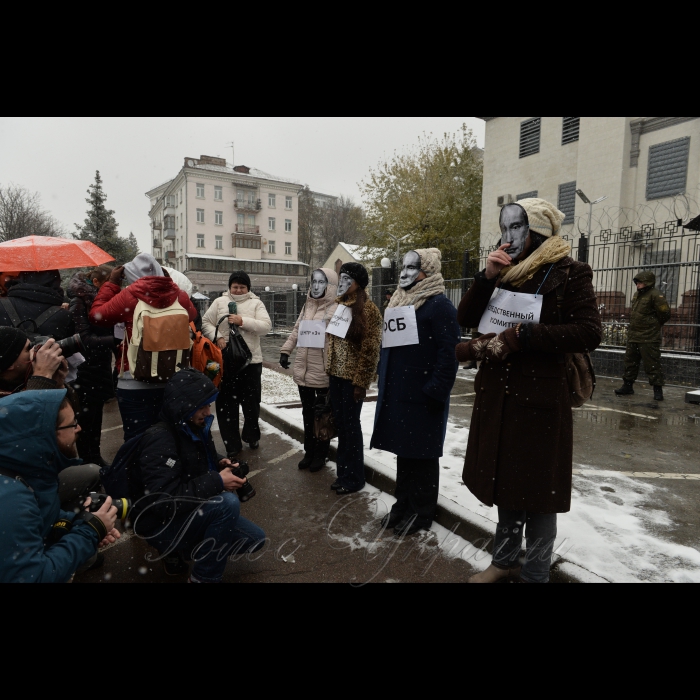 2 листопада 2016 Київ. Біля посольства РФ в Україні (м.Київ, Повітрофлотський просп. 27) відбулася акція-перфоманс «Росія поставила на конвеєр розправи над українськими журналістами». Акція приурочена до Міжнародного дня ООН за припинення безкарності за злочини проти журналістів.