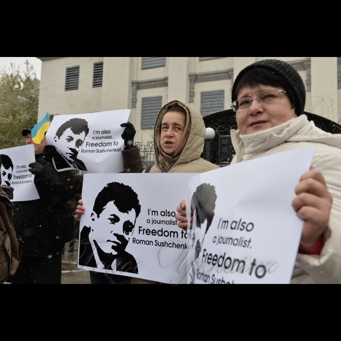 2 листопада 2016 Київ. Біля посольства РФ в Україні (м.Київ, Повітрофлотський просп. 27) відбулася акція-перфоманс «Росія поставила на конвеєр розправи над українськими журналістами». Акція приурочена до Міжнародного дня ООН за припинення безкарності за злочини проти журналістів.