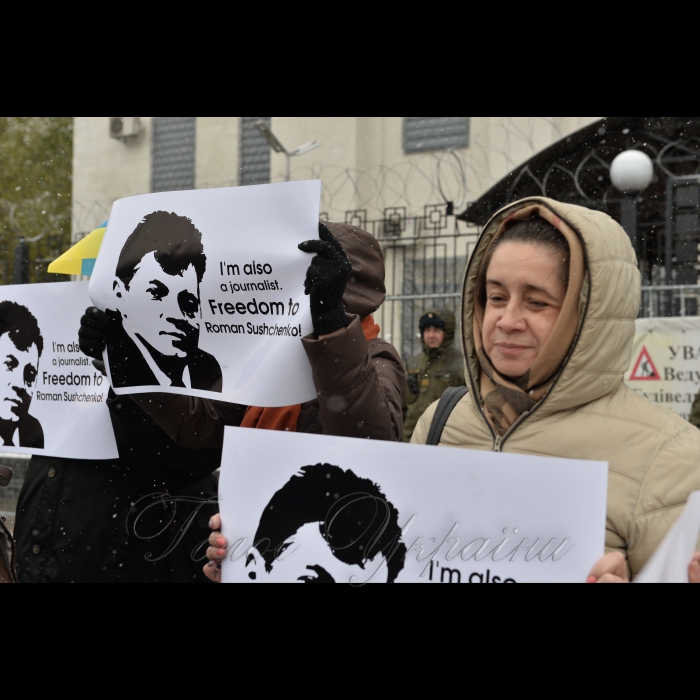 2 листопада 2016 Київ. Біля посольства РФ в Україні (м.Київ, Повітрофлотський просп. 27) відбулася акція-перфоманс «Росія поставила на конвеєр розправи над українськими журналістами». Акція приурочена до Міжнародного дня ООН за припинення безкарності за злочини проти журналістів.