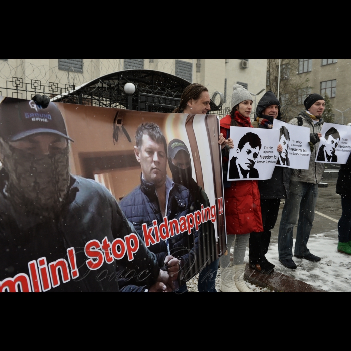 2 листопада 2016 Київ. Біля посольства РФ в Україні (м.Київ, Повітрофлотський просп. 27) відбулася акція-перфоманс «Росія поставила на конвеєр розправи над українськими журналістами». Акція приурочена до Міжнародного дня ООН за припинення безкарності за злочини проти журналістів.