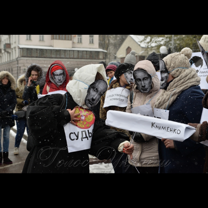 2 листопада 2016 Київ. Біля посольства РФ в Україні (м.Київ, Повітрофлотський просп. 27) відбулася акція-перфоманс «Росія поставила на конвеєр розправи над українськими журналістами». Акція приурочена до Міжнародного дня ООН за припинення безкарності за злочини проти журналістів.