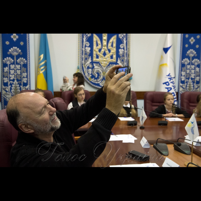 9 листопада 2016 у День української писемності та мови, віце-прем’єр-міністр України В’ячеслав Кириленко взяв участь у написанні XVІ радіодиктанту національної єдності. Захід проводиться щорічно на Українському радіо (прес-центр Українського радіо).