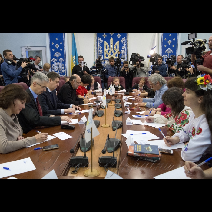 9 листопада 2016 у День української писемності та мови, віце-прем’єр-міністр України В’ячеслав Кириленко взяв участь у написанні XVІ радіодиктанту національної єдності. Захід проводиться щорічно на Українському радіо (прес-центр Українського радіо).