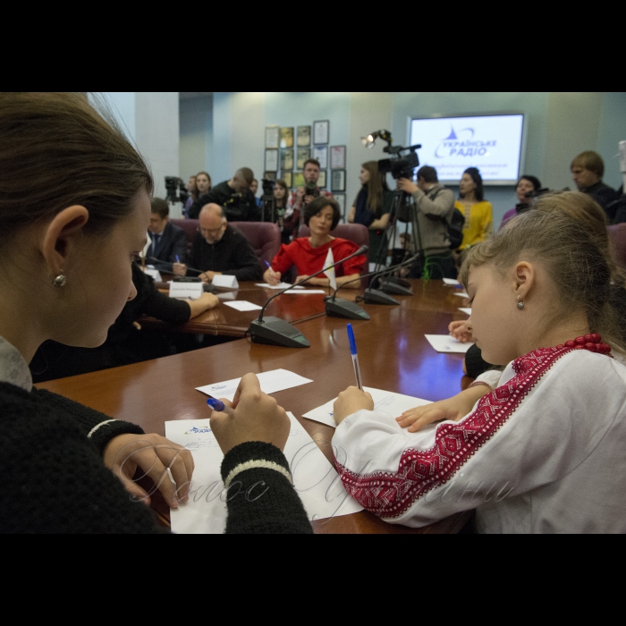 9 листопада 2016 у День української писемності та мови, віце-прем’єр-міністр України В’ячеслав Кириленко взяв участь у написанні XVІ радіодиктанту національної єдності. Захід проводиться щорічно на Українському радіо (прес-центр Українського радіо).