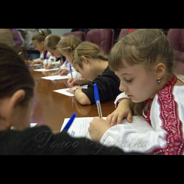 9 листопада 2016 у День української писемності та мови, віце-прем’єр-міністр України В’ячеслав Кириленко взяв участь у написанні XVІ радіодиктанту національної єдності. Захід проводиться щорічно на Українському радіо (прес-центр Українського радіо).