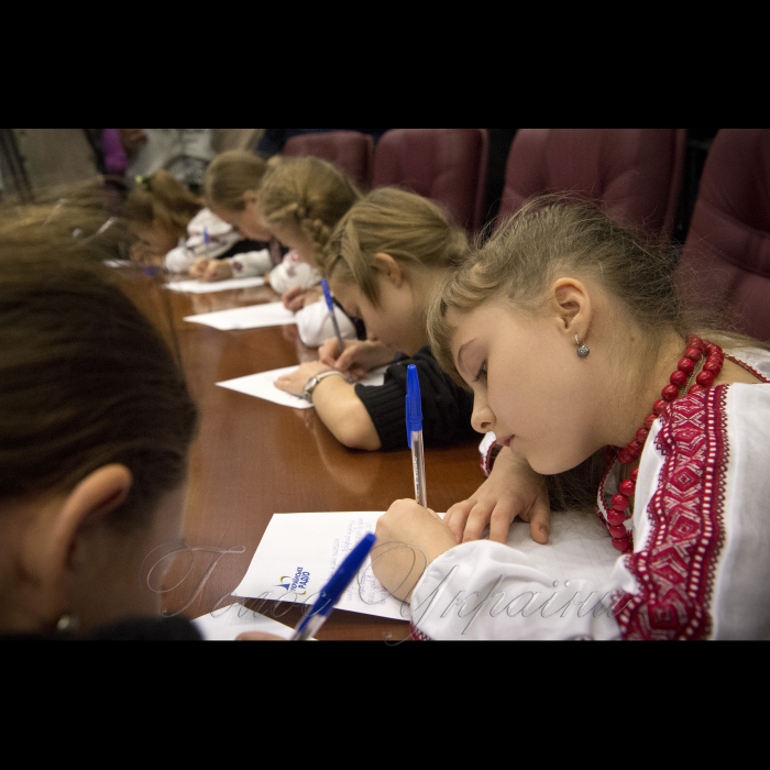 9 листопада 2016 у День української писемності та мови, віце-прем’єр-міністр України В’ячеслав Кириленко взяв участь у написанні XVІ радіодиктанту національної єдності. Захід проводиться щорічно на Українському радіо (прес-центр Українського радіо).