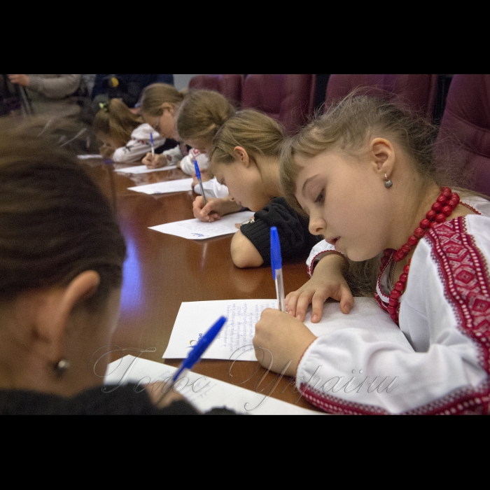 9 листопада 2016 у День української писемності та мови, віце-прем’єр-міністр України В’ячеслав Кириленко взяв участь у написанні XVІ радіодиктанту національної єдності. Захід проводиться щорічно на Українському радіо (прес-центр Українського радіо).