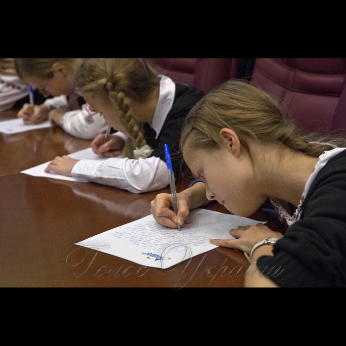 9 листопада 2016 у День української писемності та мови, віце-прем’єр-міністр України В’ячеслав Кириленко взяв участь у написанні XVІ радіодиктанту національної єдності. Захід проводиться щорічно на Українському радіо (прес-центр Українського радіо).