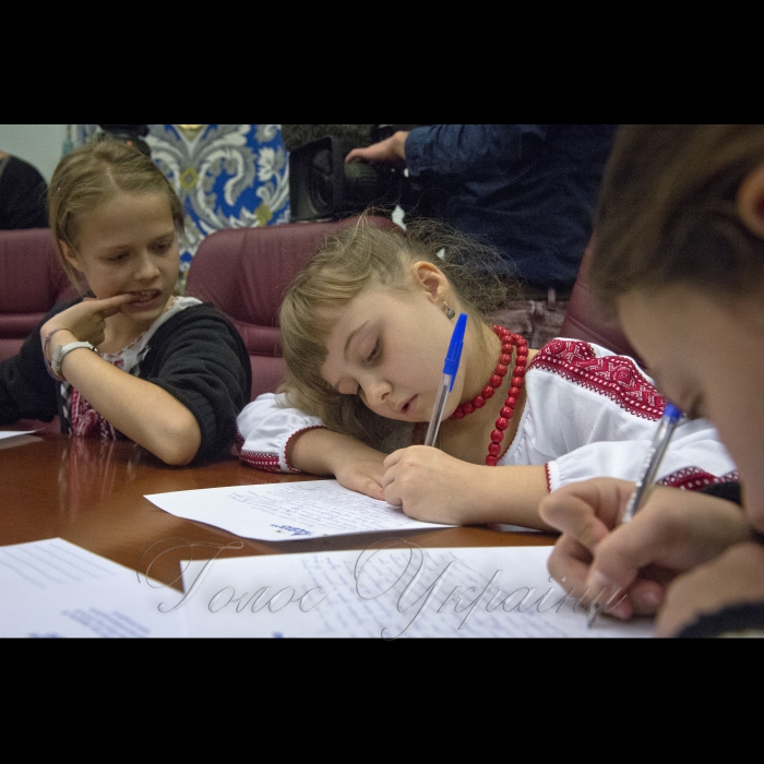 9 листопада 2016 у День української писемності та мови, віце-прем’єр-міністр України В’ячеслав Кириленко взяв участь у написанні XVІ радіодиктанту національної єдності. Захід проводиться щорічно на Українському радіо (прес-центр Українського радіо).