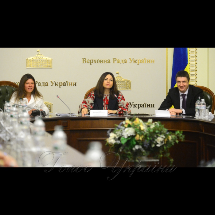 8 листопада 2016 комітет Верховної Ради України з питань свободи слова та інформаційної політики провів круглий  стіл на тему «Впровадження в дію норм Закону № 1421-VIII «Про внесення змін до деяких законів України щодо частки музичних творів державною мовою у програмах телерадіоорганізацій».
Співачка Руслана Лижичко, голова комітету Вікторія Сюмар, віце-прем'єр-міністр В'ячеслав Кириленко.