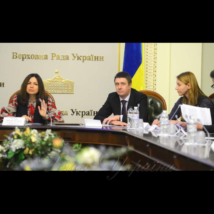8 листопада 2016 комітет Верховної Ради України з питань свободи слова та інформаційної політики провів круглий  стіл на тему «Впровадження в дію норм Закону № 1421-VIII «Про внесення змін до деяких законів України щодо частки музичних творів державною мовою у програмах телерадіоорганізацій».
Голова комітету Вікторія Сюмар, віце-прем'єр-міністр В'ячеслав Кириленко, перший заcтупник голови комітету Ольга Червакова.