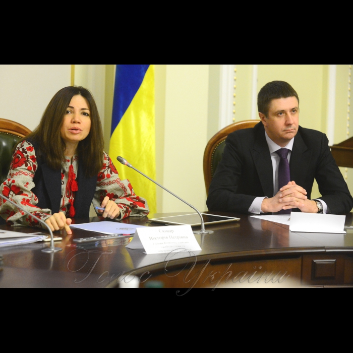 8 листопада 2016 комітет Верховної Ради України з питань свободи слова та інформаційної політики провів круглий  стіл на тему «Впровадження в дію норм Закону № 1421-VIII «Про внесення змін до деяких законів України щодо частки музичних творів державною мовою у програмах телерадіоорганізацій».
Голова комітету Вікторія Сюмар, віце-прем'єр-міністр В'ячеслав Кириленко.