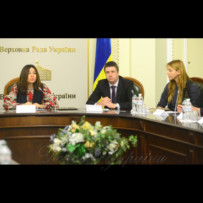 8 листопада 2016 комітет Верховної Ради України з питань свободи слова та інформаційної політики провів круглий  стіл на тему «Впровадження в дію норм Закону № 1421-VIII «Про внесення змін до деяких законів України щодо частки музичних творів державною мовою у програмах телерадіоорганізацій».
Голова комітету Вікторія Сюмар, віце-прем'єр-міністр В'ячеслав Кириленко, перший заcтупник голови комітету Ольга Червакова.