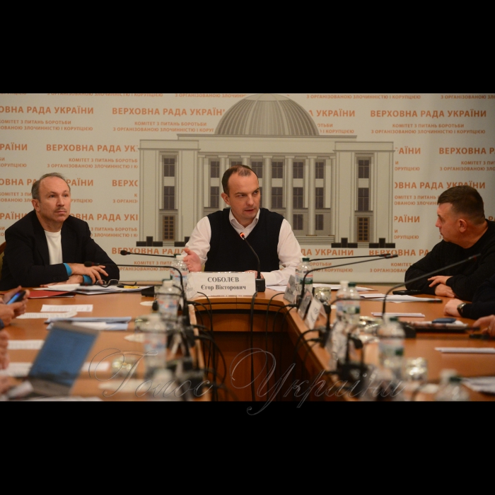 9 листопада 2016 відбулося засідання Комітету ВРУ з питань запобігання і протидії корупції. Під час засідання було заслухано інформацію Генпрокурори України, Нацполіції України, СБУ України про заходи щодо:  встановлення і притягнення  до кримінальної відповідальності осіб, винних у вчиненні кримінальних правопорушень проти мирних громадян 30.11.2013р., 01.12.2013р., 29.12.2013р., 23.01.2014, 18 і 20.02.2014р., злочинів, пов’язаних з викраденням, катуванням, побиттям – учасників Революції Гідності; забезпечення стороною обвинувачення належного представництва у судах під час розгляду справ щодо осіб винних у вчиненні кримінальних правопорушень проти мирних громадян 30.11.2013р., 01.12.2013р., 29.12.2013р., 23.01.2014, 18 і 20.02.2014р., очищення (звільнення з) органів прокуратури, Нацполіції України, СБУ від працівників, причетних до переслідування учасників Революції Гідності та притягнення їх до кримінальної відповідальності; притягнення до кримінальної відповідальності суддів, які виносили неправосудні рішення щодо учасників Революції Гідності та тих осіб, які надавали вказівки таким суддям та ін.
Завідувач секретаріату комітету Юрій Сорочик, голова комітету Єгор Соболєв та заступники голови комітету Юрій Савчук, Борислав Береза.