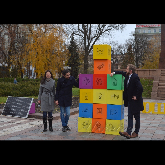 11 листопада 2016 до Всесвітнього дня енергозбереження, біля пам’ятника Т. Шевченку фронтмен гурту Epolets Павло Варениця та ведучі Антон Равицький і Вікторія Сеник разом з активістами Екоцентру в столичному Парку Тараса Шевченка сконструюють енергоефективний будиночок, щоб звернути увагу киян на потребу заощаджувати енергію. На початку акції активісти Екоцентру також виконають “змерзлий танок у пледах”, закликаючи людей “утеплюватися або танцювати”. Організатор: громадський рух Екоцентр (Парк Шевченка, біля пам’ятника Т. Шевченку).