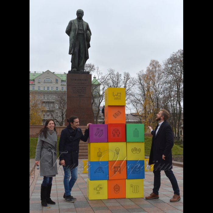 11 листопада 2016 до Всесвітнього дня енергозбереження, біля пам’ятника Т. Шевченку фронтмен гурту Epolets Павло Варениця та ведучі Антон Равицький і Вікторія Сеник разом з активістами Екоцентру в столичному Парку Тараса Шевченка сконструюють енергоефективний будиночок, щоб звернути увагу киян на потребу заощаджувати енергію. На початку акції активісти Екоцентру також виконають “змерзлий танок у пледах”, закликаючи людей “утеплюватися або танцювати”. Організатор: громадський рух Екоцентр (Парк Шевченка, біля пам’ятника Т. Шевченку).