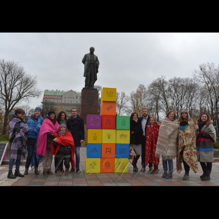 11 листопада 2016 до Всесвітнього дня енергозбереження, біля пам’ятника Т. Шевченку фронтмен гурту Epolets Павло Варениця та ведучі Антон Равицький і Вікторія Сеник разом з активістами Екоцентру в столичному Парку Тараса Шевченка сконструюють енергоефективний будиночок, щоб звернути увагу киян на потребу заощаджувати енергію. На початку акції активісти Екоцентру також виконають “змерзлий танок у пледах”, закликаючи людей “утеплюватися або танцювати”. Організатор: громадський рух Екоцентр (Парк Шевченка, біля пам’ятника Т. Шевченку).