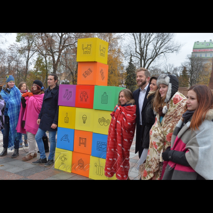 11 листопада 2016 до Всесвітнього дня енергозбереження, біля пам’ятника Т. Шевченку фронтмен гурту Epolets Павло Варениця та ведучі Антон Равицький і Вікторія Сеник разом з активістами Екоцентру в столичному Парку Тараса Шевченка сконструюють енергоефективний будиночок, щоб звернути увагу киян на потребу заощаджувати енергію. На початку акції активісти Екоцентру також виконають “змерзлий танок у пледах”, закликаючи людей “утеплюватися або танцювати”. Організатор: громадський рух Екоцентр (Парк Шевченка, біля пам’ятника Т. Шевченку).