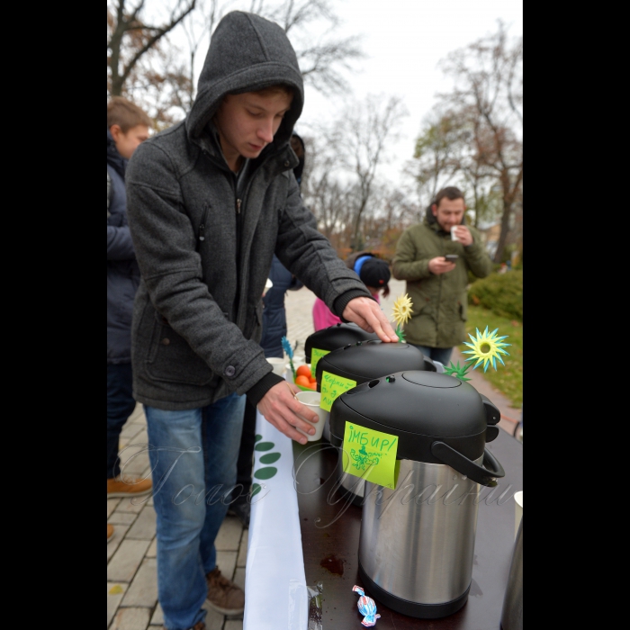 11 листопада 2016 до Всесвітнього дня енергозбереження, біля пам’ятника Т. Шевченку фронтмен гурту Epolets Павло Варениця та ведучі Антон Равицький і Вікторія Сеник разом з активістами Екоцентру в столичному Парку Тараса Шевченка сконструюють енергоефективний будиночок, щоб звернути увагу киян на потребу заощаджувати енергію. На початку акції активісти Екоцентру також виконають “змерзлий танок у пледах”, закликаючи людей “утеплюватися або танцювати”. Організатор: громадський рух Екоцентр (Парк Шевченка, біля пам’ятника Т. Шевченку).