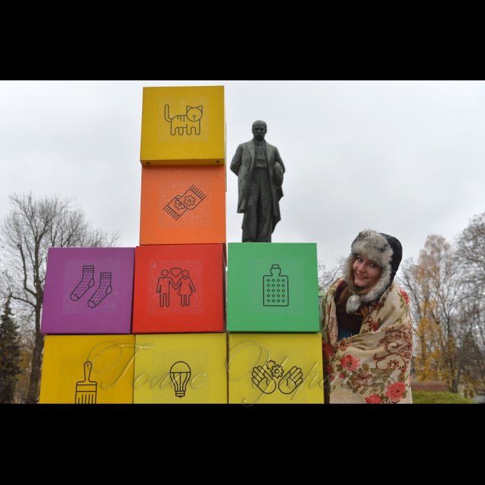 11 листопада 2016 до Всесвітнього дня енергозбереження, біля пам’ятника Т. Шевченку фронтмен гурту Epolets Павло Варениця та ведучі Антон Равицький і Вікторія Сеник разом з активістами Екоцентру в столичному Парку Тараса Шевченка сконструюють енергоефективний будиночок, щоб звернути увагу киян на потребу заощаджувати енергію. На початку акції активісти Екоцентру також виконають “змерзлий танок у пледах”, закликаючи людей “утеплюватися або танцювати”. Організатор: громадський рух Екоцентр (Парк Шевченка, біля пам’ятника Т. Шевченку).