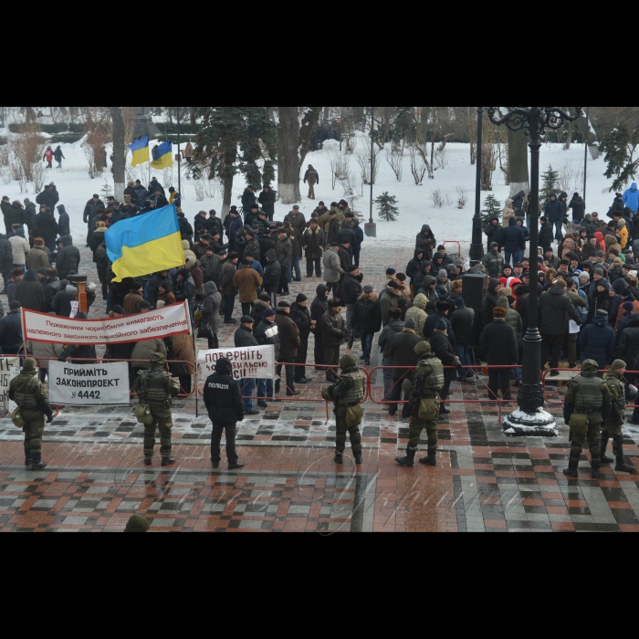 6 грудня 2016 пікети біля ВР з вимогами не зменшувати пенсії чорнобильців та колишніх працівників МВС.