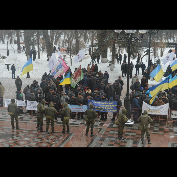 6 грудня 2016 пікети біля ВР з вимогами не зменшувати пенсії чорнобильців та колишніх працівників МВС.