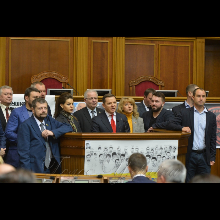 6 грудня 2016 пленарне засідання Верховної Ради України.
Фракція Радикальної партії.