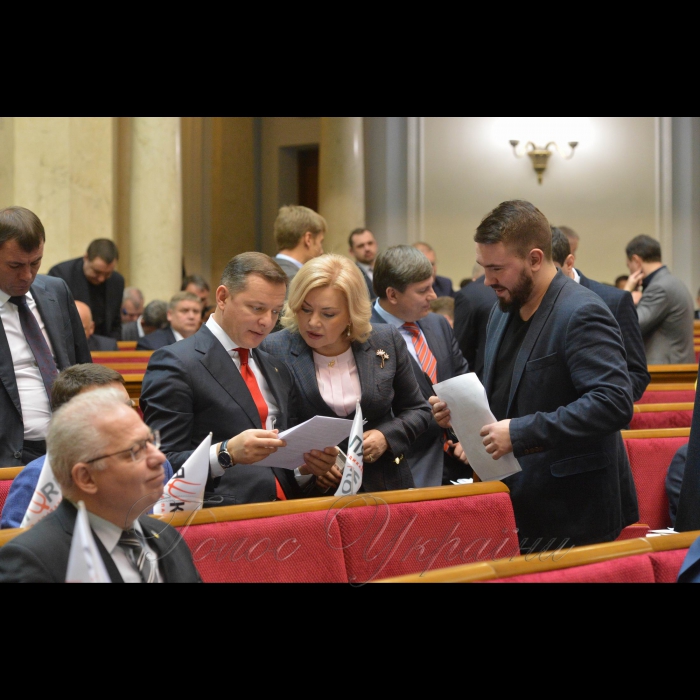 6 грудня 2016 пленарне засідання Верховної Ради України.
Олег Ляшко - РП, Оксана Білозір - БПП, Андрій Лозовoй - РП.