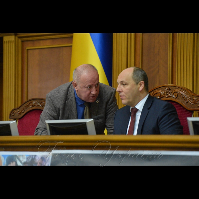 7 грудня 2016 пленарне засідання Верховної Ради України.
Віктор Чумак - позафракційний, Голова ВР Андрій Парубій.