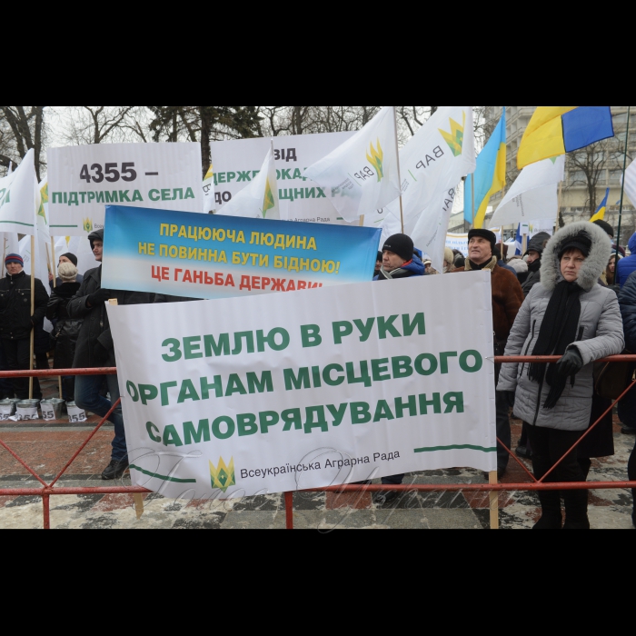 8 грудня 2016 мітинг представників профспілок біля Верховної Ради України з вимогою підвищення соціальних стандартів і зниження тарифів.