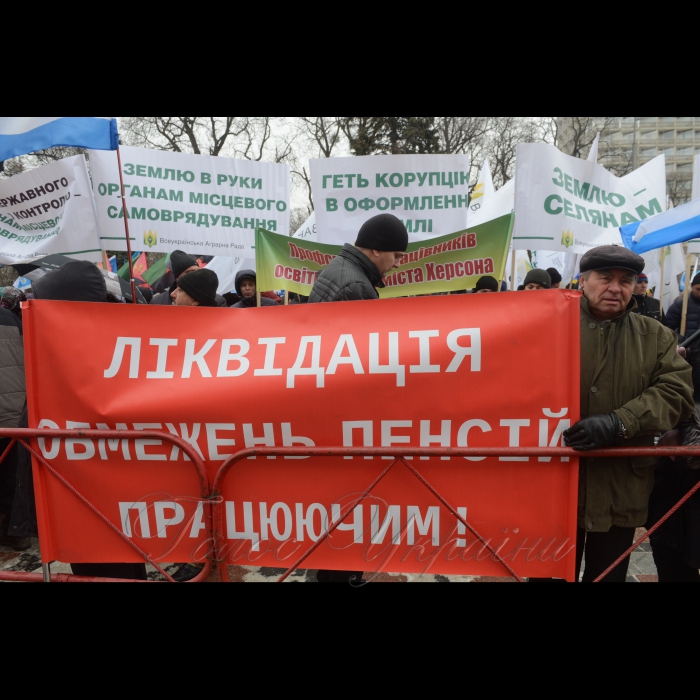 8 грудня 2016 мітинг представників профспілок біля Верховної Ради України з вимогою підвищення соціальних стандартів і зниження тарифів.