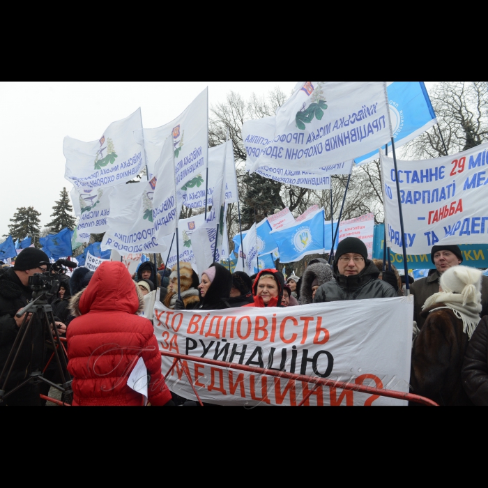 8 грудня 2016 мітинг представників профспілок біля Верховної Ради України з вимогою підвищення соціальних стандартів і зниження тарифів.