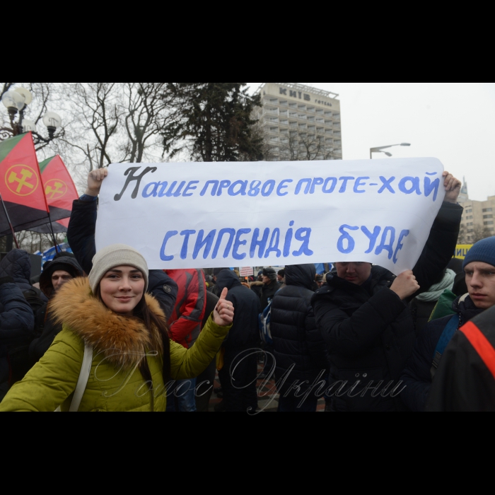 8 грудня 2016 мітинг представників профспілок біля Верховної Ради України з вимогою підвищення соціальних стандартів і зниження тарифів.