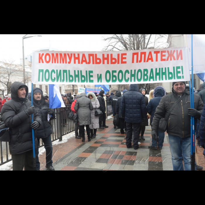 8 грудня 2016 мітинг представників профспілок біля Верховної Ради України з вимогою підвищення соціальних стандартів і зниження тарифів.