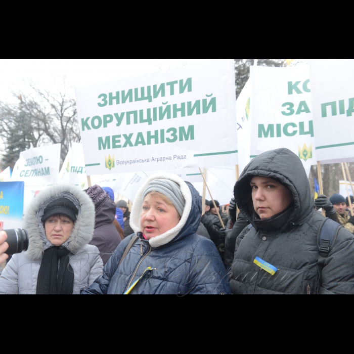 8 грудня 2016 мітинг представників профспілок біля Верховної Ради України з вимогою підвищення соціальних стандартів і зниження тарифів.