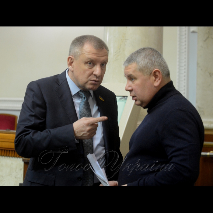 9 грудня 2016 пленарне засідання Верховної Ради України.
Петро Юрчишин, Андрій Антонищак (БПП).