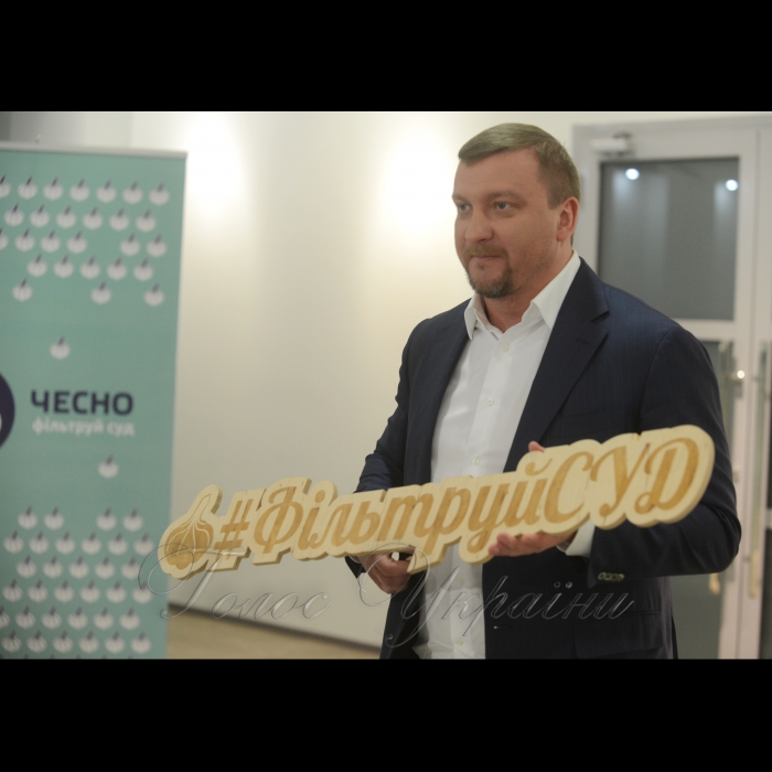 14 грудня 2016 відбувся Відкритий форум кампанії ЧЕСНО «Фільтруй Суд! Інструменти громадського контролю за судовою системою». Організатор: Рух ЧЕСНО у партнерстві з Реанімаційним Пакетом Реформ. Учасники: Павло Петренко, міністр юстиції України, Сергій Козьяков, голова Вищої кваліфікаційної комісії суддів України (очікується підтвердження), Тарас Шевченко, директор Центру демократії та верховенства права, Роман Маселко, адвокат Автомайдану, член Громадської ради доброчесності, Михайло Жернаков, експерт судової групи Реанімаційного Пакету Реформ, член Громадської ради доброчесності.
Павло Петренко - міністр юстиції України.