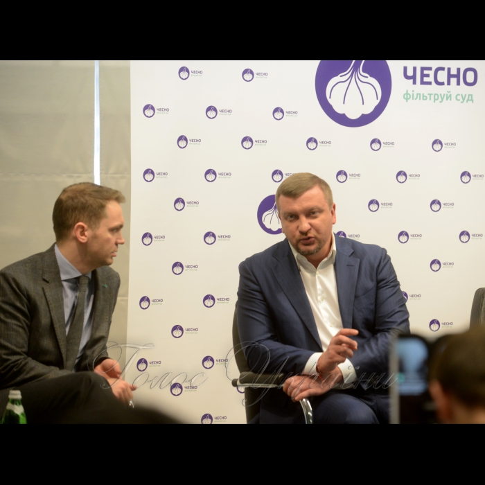14 грудня 2016 відбувся Відкритий форум кампанії ЧЕСНО «Фільтруй Суд! Інструменти громадського контролю за судовою системою». Організатор: Рух ЧЕСНО у партнерстві з Реанімаційним Пакетом Реформ. Учасники: Павло Петренко, міністр юстиції України, Сергій Козьяков, голова Вищої кваліфікаційної комісії суддів України (очікується підтвердження), Тарас Шевченко, директор Центру демократії та верховенства права, Роман Маселко, адвокат Автомайдану, член Громадської ради доброчесності, Михайло Жернаков, експерт судової групи Реанімаційного Пакету Реформ, член Громадської ради доброчесності.
Павло Петренко - міністр юстиції України та Михайло Жернаков експерт судової групи Реанімаційного Пакету Реформ.