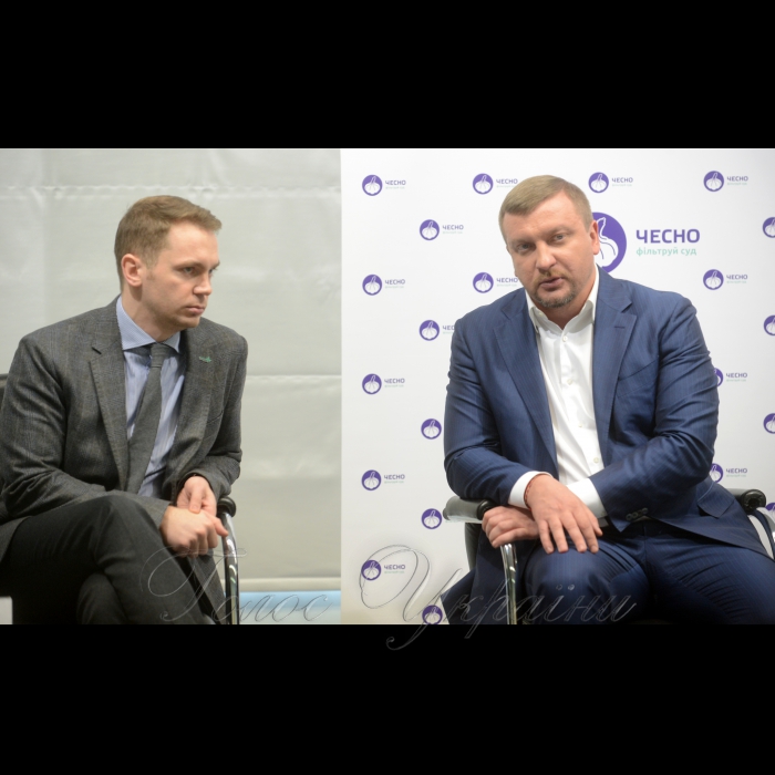14 грудня 2016 відбувся Відкритий форум кампанії ЧЕСНО «Фільтруй Суд! Інструменти громадського контролю за судовою системою». Організатор: Рух ЧЕСНО у партнерстві з Реанімаційним Пакетом Реформ. Учасники: Павло Петренко, міністр юстиції України, Сергій Козьяков, голова Вищої кваліфікаційної комісії суддів України (очікується підтвердження), Тарас Шевченко, директор Центру демократії та верховенства права, Роман Маселко, адвокат Автомайдану, член Громадської ради доброчесності, Михайло Жернаков, експерт судової групи Реанімаційного Пакету Реформ, член Громадської ради доброчесності.
Павло Петренко - міністр юстиції України та Михайло Жернаков експерт судової групи Реанімаційного Пакету Реформ.