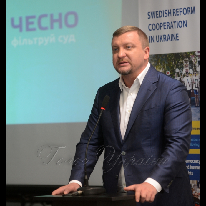 14 грудня 2016 відбувся Відкритий форум кампанії ЧЕСНО «Фільтруй Суд! Інструменти громадського контролю за судовою системою». Організатор: Рух ЧЕСНО у партнерстві з Реанімаційним Пакетом Реформ. Учасники: Павло Петренко, міністр юстиції України, Сергій Козьяков, голова Вищої кваліфікаційної комісії суддів України (очікується підтвердження), Тарас Шевченко, директор Центру демократії та верховенства права, Роман Маселко, адвокат Автомайдану, член Громадської ради доброчесності, Михайло Жернаков, експерт судової групи Реанімаційного Пакету Реформ, член Громадської ради доброчесності.
Павло Петренко - міністр юстиції України.