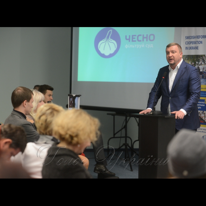 14 грудня 2016 відбувся Відкритий форум кампанії ЧЕСНО «Фільтруй Суд! Інструменти громадського контролю за судовою системою». Організатор: Рух ЧЕСНО у партнерстві з Реанімаційним Пакетом Реформ. Учасники: Павло Петренко, міністр юстиції України, Сергій Козьяков, голова Вищої кваліфікаційної комісії суддів України (очікується підтвердження), Тарас Шевченко, директор Центру демократії та верховенства права, Роман Маселко, адвокат Автомайдану, член Громадської ради доброчесності, Михайло Жернаков, експерт судової групи Реанімаційного Пакету Реформ, член Громадської ради доброчесності.
Павло Петренко - міністр юстиції України.