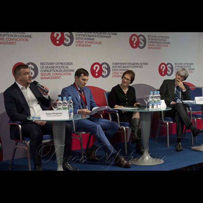 15 грудня 2016 Київ. У конгрес – холлі Президент-отель відбулась ІІІ міжнародна конференція «Повернення украдених активів корумпованої політичної еліти: арешт; конфіскація; управління» – спеціалізований захід для правоохоронних органів, присвячений практичним питанням арешту, конфіскації та управління активами, одержаними від корупційних злочинів. Організатори: громадські організації Центр протидії корупції та Transparency International Україна. 
Міністр юстиції України Павло Петренко, представник Генпрокуратури Євген Єнін, посол США в Україні Марі Йованович, посол Швейцарії в Україні та Молдові Гійом Шойрер.